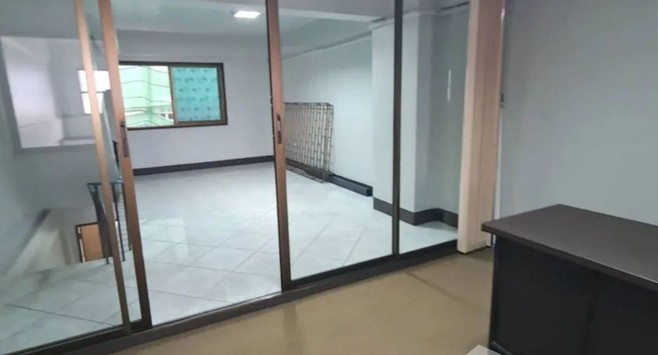 Reihenhaus zum Kauf mit 7 Zimmer in Mueang Chiang Mai, Chiang Mai