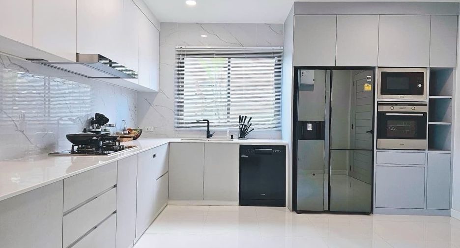 For sale 4 bedrooms villa in Saraphi, Chiang Mai