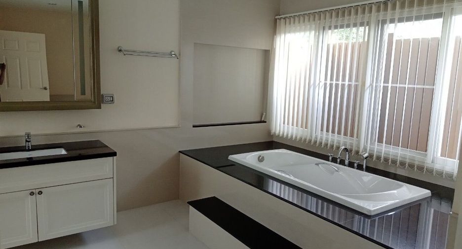 For sale 4 bedrooms house in Mueang Chiang Mai, Chiang Mai