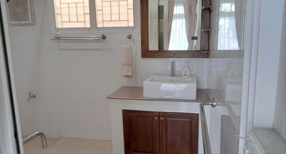 For sale 4 bedrooms house in Mueang Chiang Mai, Chiang Mai