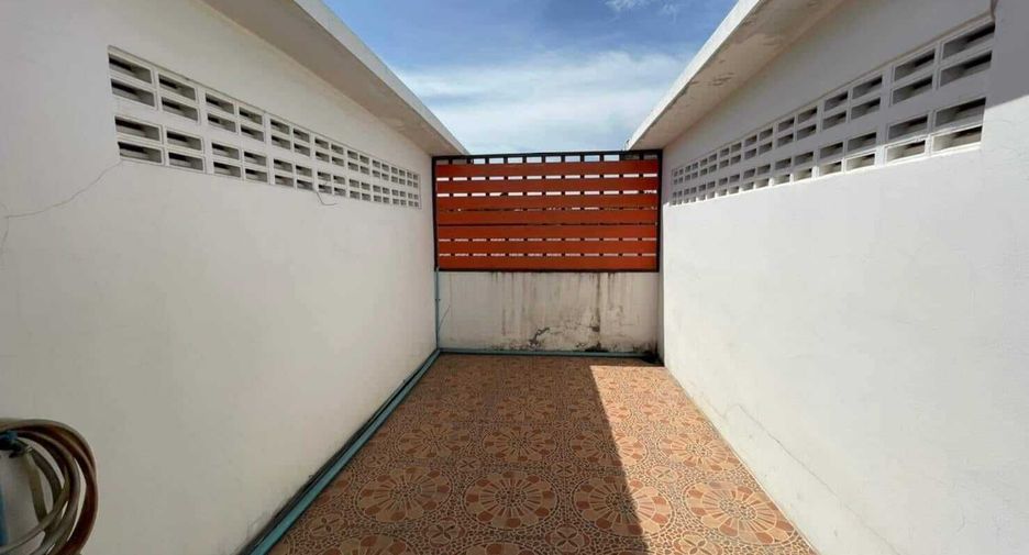 For sale 3 bedrooms retail Space in Si Racha, Chonburi