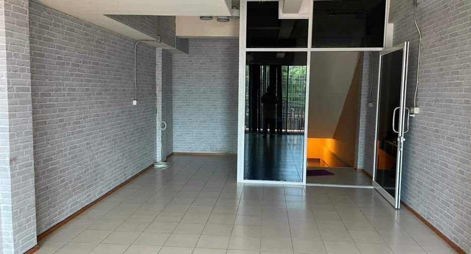 For sale 3 bedrooms retail Space in Si Racha, Chonburi