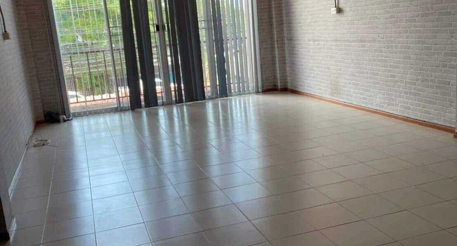 For sale 3 bedrooms retail Space in Si Racha, Chonburi