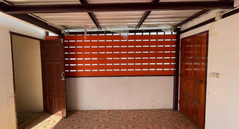 For sale 3 bedrooms retail Space in Si Racha, Chonburi