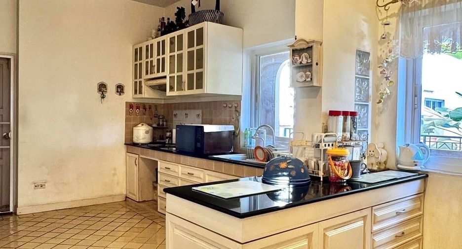 For sale 4 bedrooms house in Mueang Chiang Mai, Chiang Mai