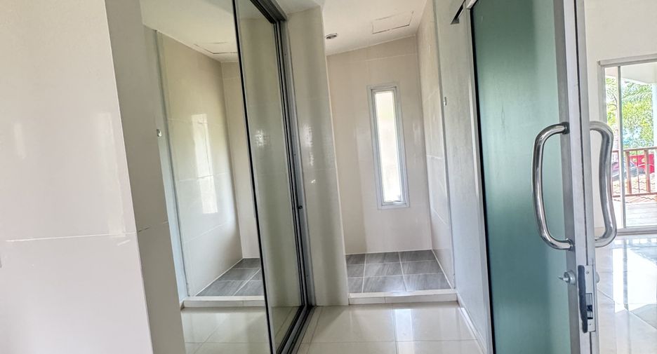 Villa en venta y en alquiler de 4 habitaciones en Bang Lamung, Chonburi