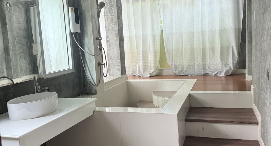 Villa en venta y en alquiler de 4 habitaciones en Bang Lamung, Chonburi