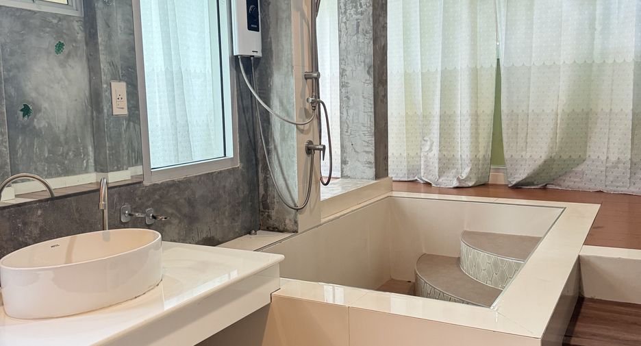 Villa en venta y en alquiler de 4 habitaciones en Bang Lamung, Chonburi