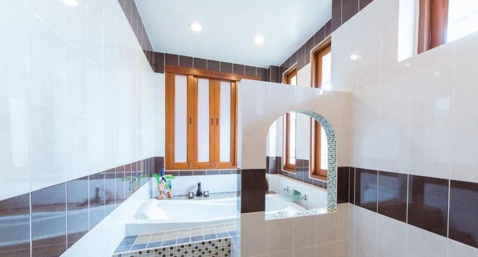 For sale 5 bedrooms villa in Mueang Chiang Mai, Chiang Mai