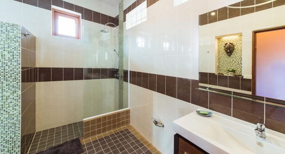 For sale 5 bedrooms villa in Mueang Chiang Mai, Chiang Mai