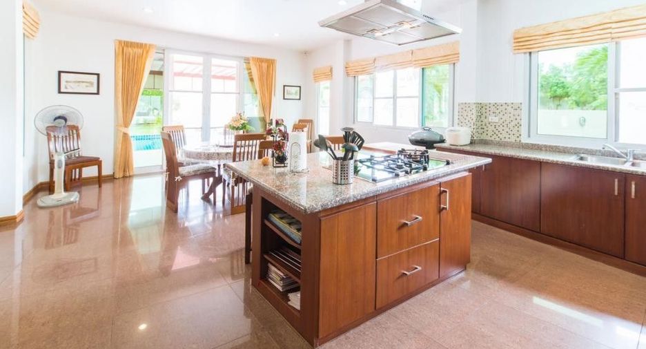 For sale 5 bedrooms villa in Mueang Chiang Mai, Chiang Mai