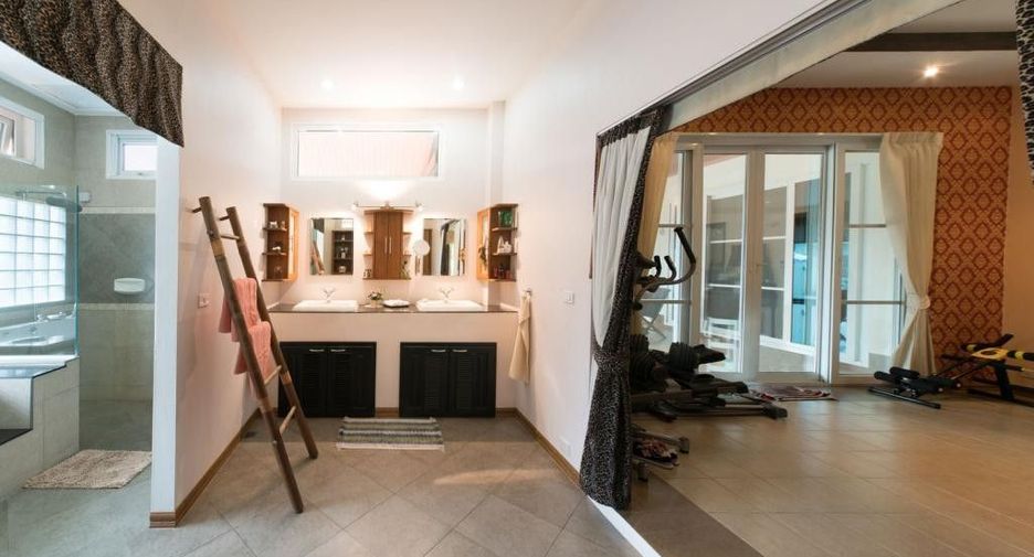 For sale 5 bedrooms villa in Mueang Chiang Mai, Chiang Mai