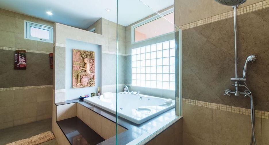 For sale 5 bedrooms villa in Mueang Chiang Mai, Chiang Mai