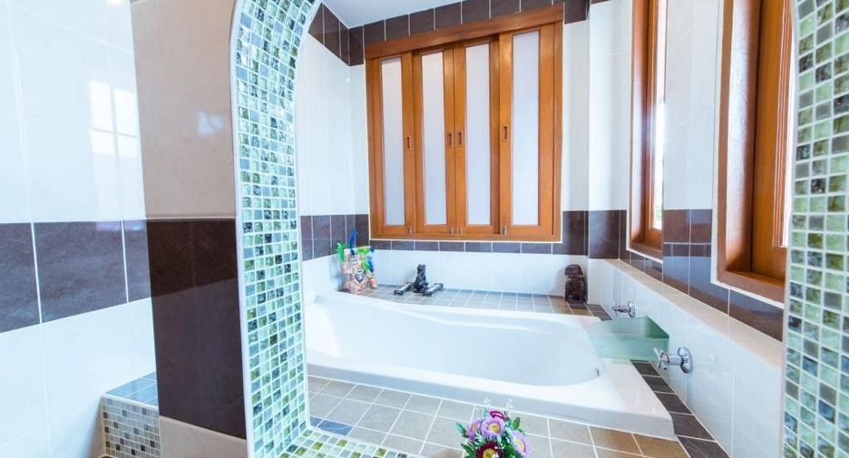 For sale 5 bedrooms villa in Mueang Chiang Mai, Chiang Mai