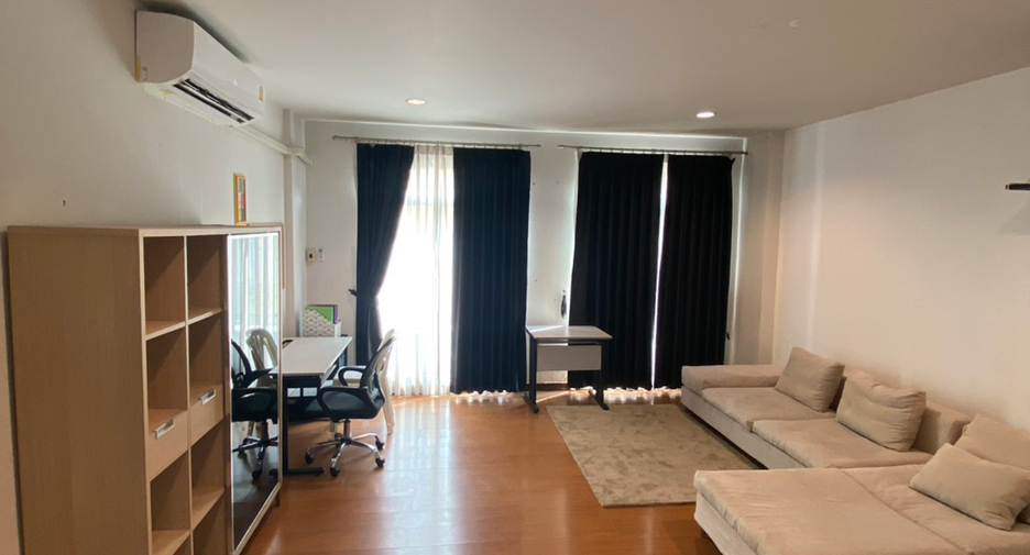 For sale and for rent 3 bedrooms townhouse in Lat Phrao, Bangkok