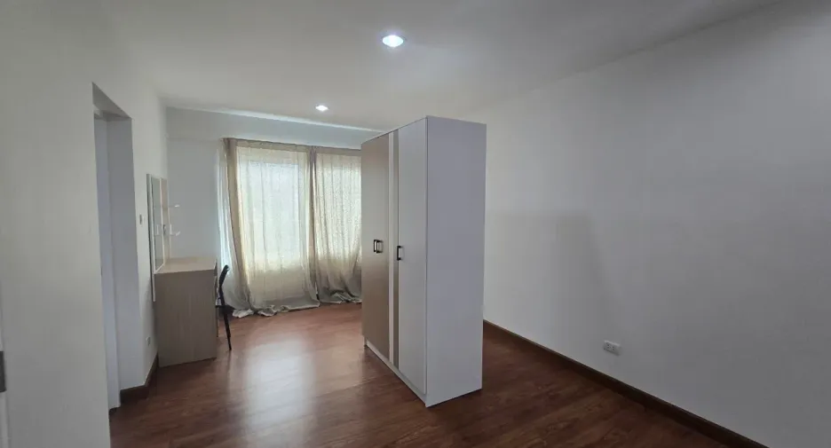 For sale 3 bedrooms townhouse in Wang Thonglang, Bangkok