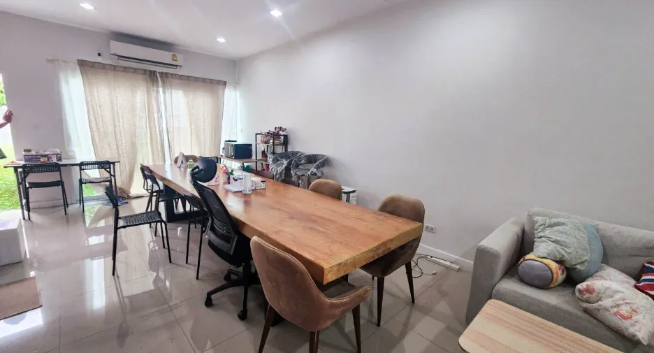 For sale 3 bedrooms townhouse in Wang Thonglang, Bangkok