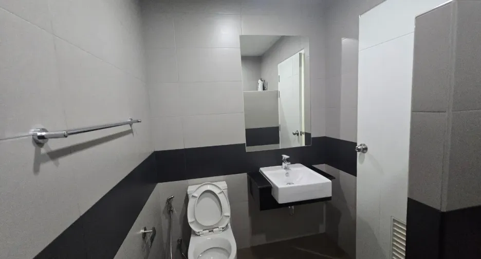 For sale 3 bedrooms townhouse in Wang Thonglang, Bangkok
