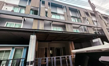 For sale 3 bedrooms townhouse in Wang Thonglang, Bangkok