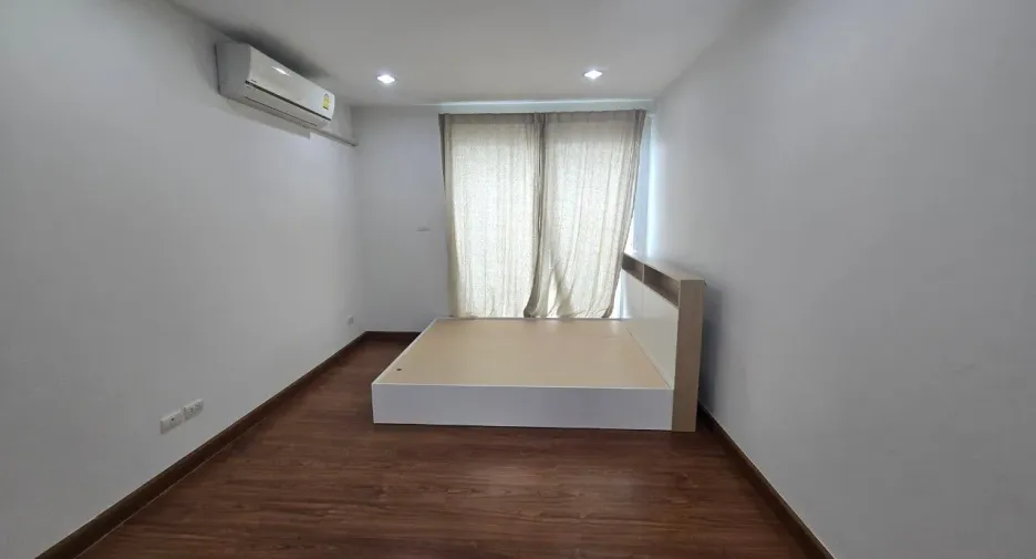 For sale 3 bedrooms townhouse in Wang Thonglang, Bangkok