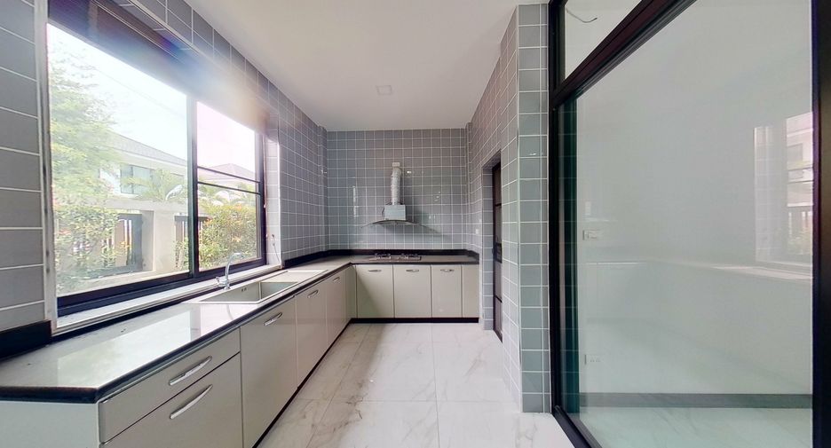 For sale 5 bedrooms villa in Mueang Chiang Mai, Chiang Mai