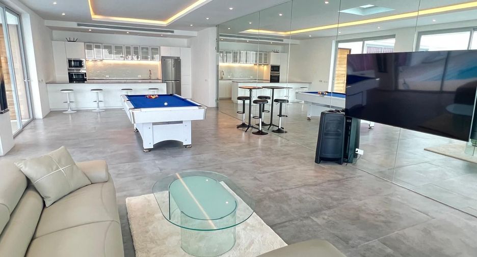 For sale and for rent 8 bedrooms villa in Mueang Phuket, Phuket