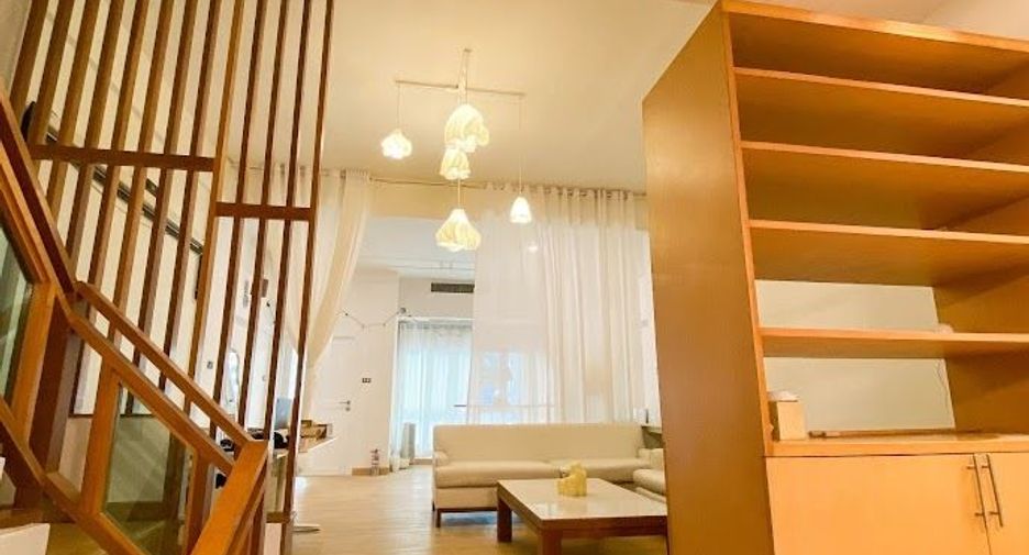 À vendre 4 chambres maison de ville à Watthana, Bangkok