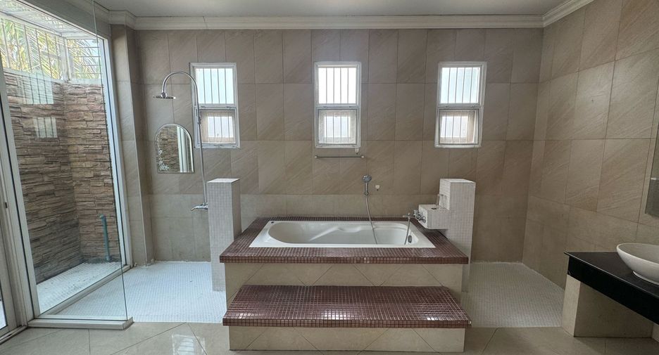 Haus zum Kauf mit 4 Zimmer in Bang Khae, Bangkok