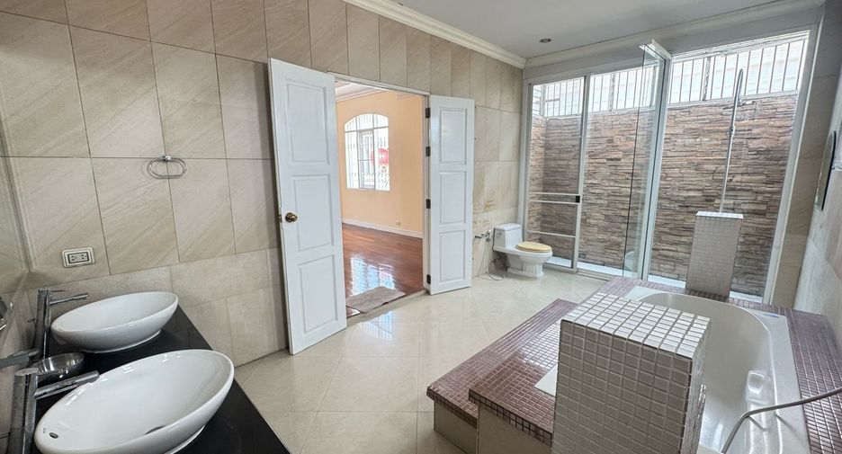 Haus zum Kauf mit 4 Zimmer in Bang Khae, Bangkok