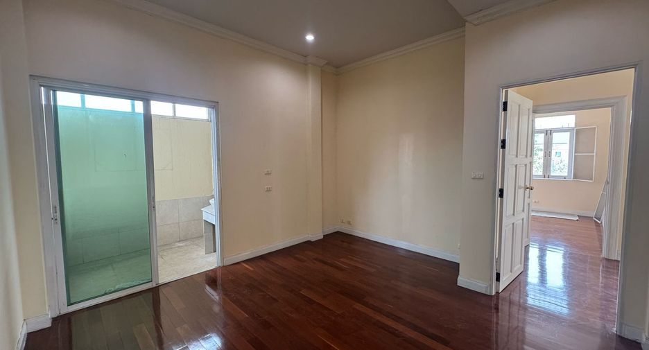 Haus zum Kauf mit 4 Zimmer in Bang Khae, Bangkok