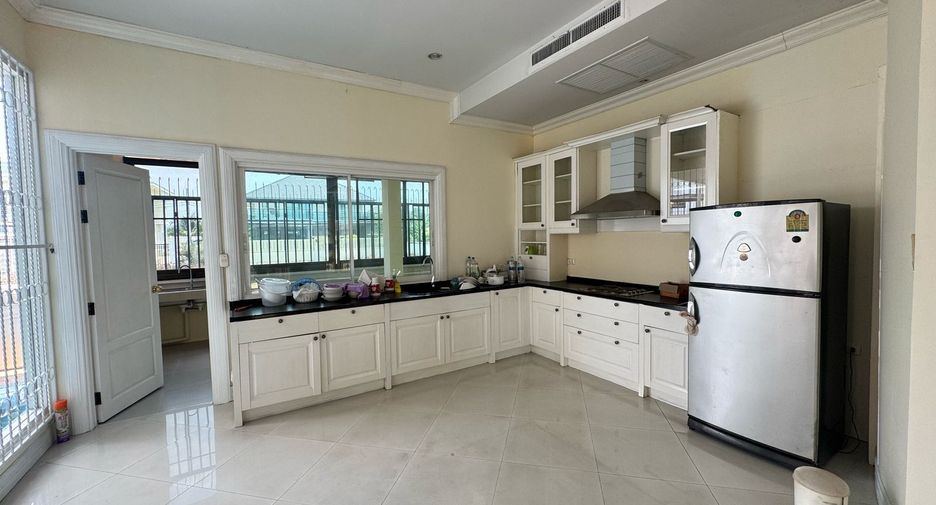 Haus zum Kauf mit 4 Zimmer in Bang Khae, Bangkok