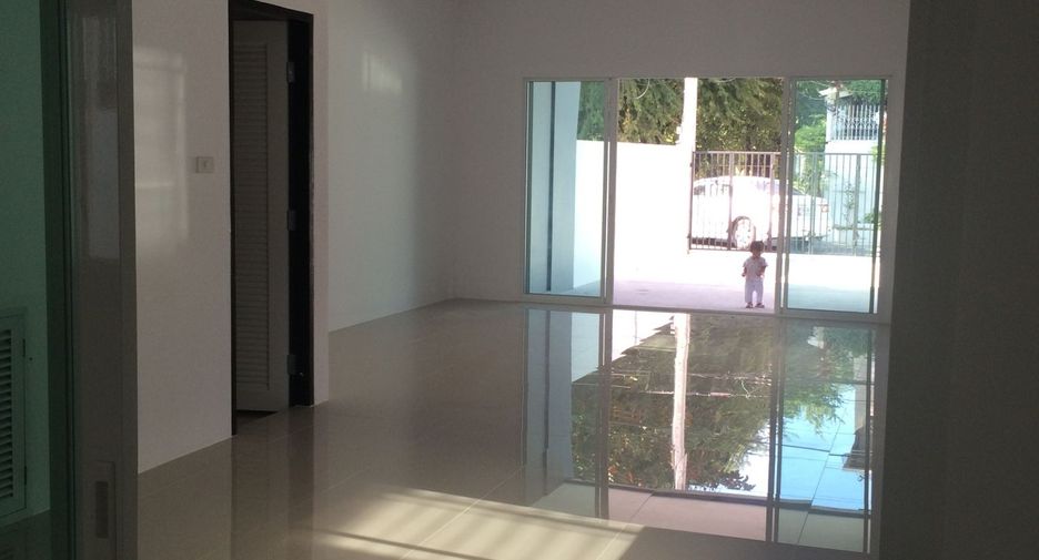 For sale 3 bedrooms townhouse in Bang Khen, Bangkok