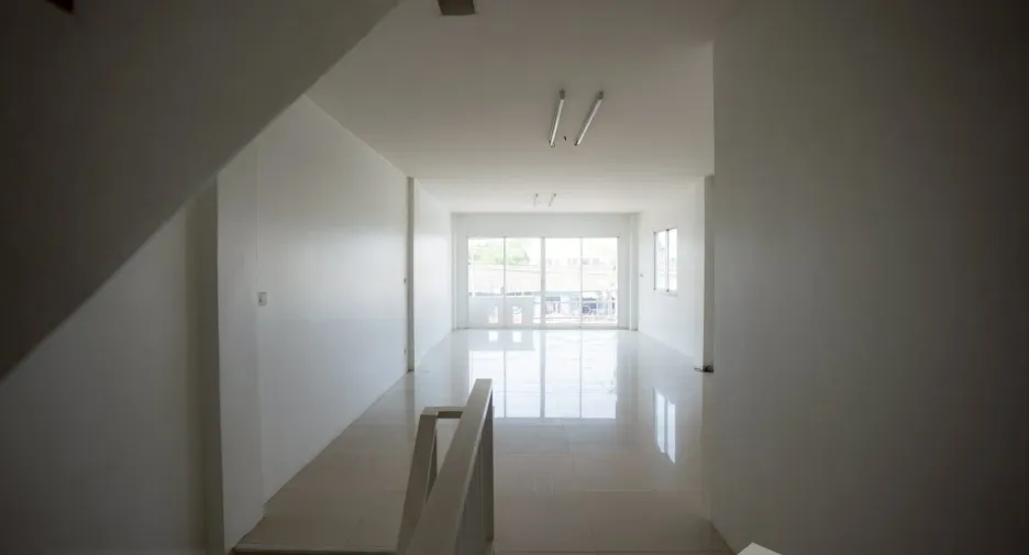 For rent 3 bedrooms retail Space in Saraphi, Chiang Mai