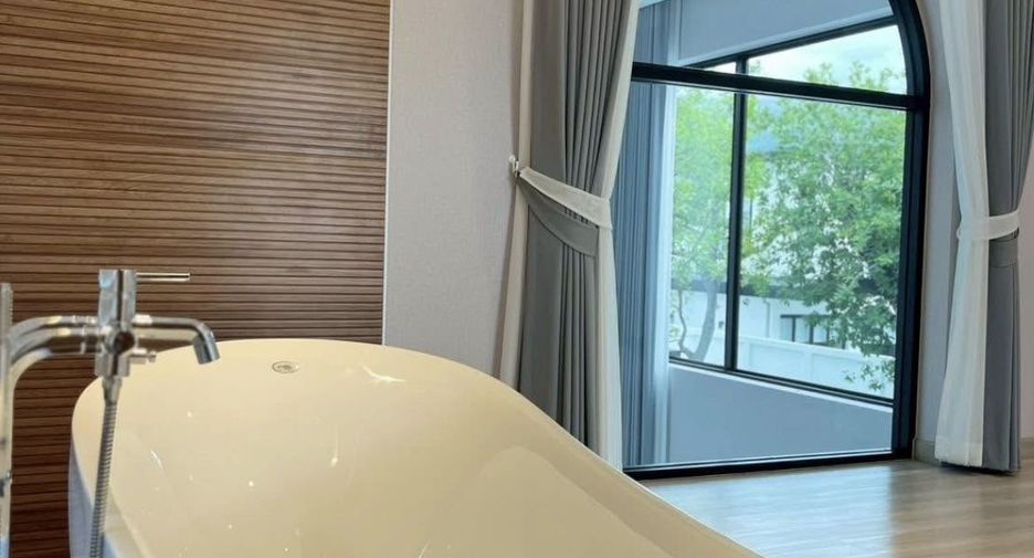 For rent 4 bedrooms villa in Mueang Chiang Mai, Chiang Mai
