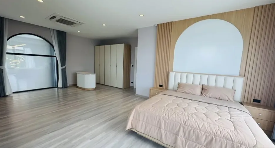 For rent 4 bedrooms villa in Mueang Chiang Mai, Chiang Mai