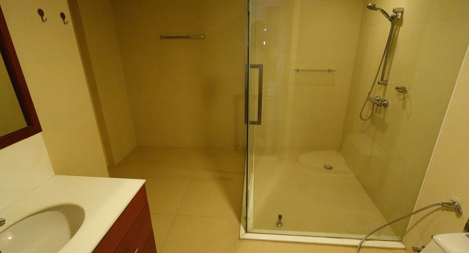 ขาย และ ให้เช่า 3 ห้องนอน คอนโด ใน คลองเตย, กรุงเทพฯ