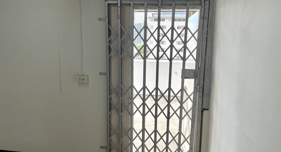 For sale 4 bedrooms retail Space in Bang Sue, Bangkok