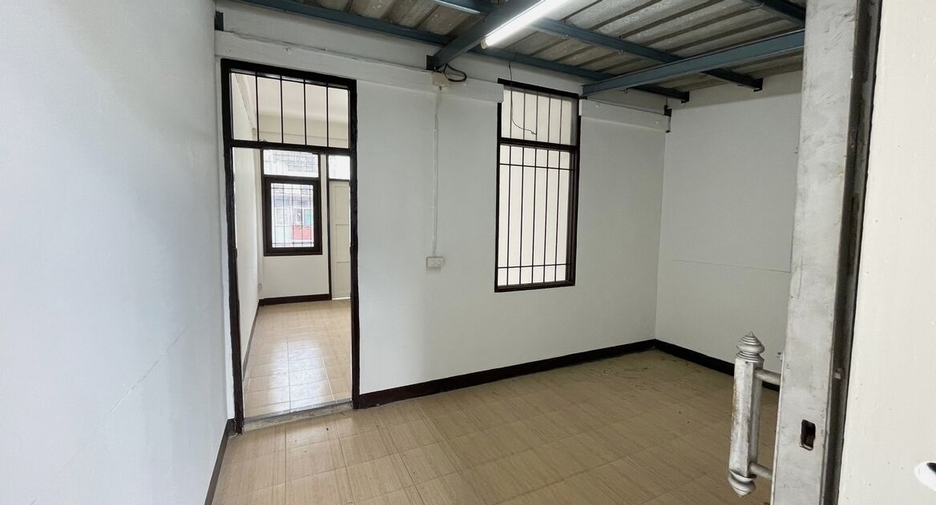 For sale 4 bedrooms retail Space in Bang Sue, Bangkok