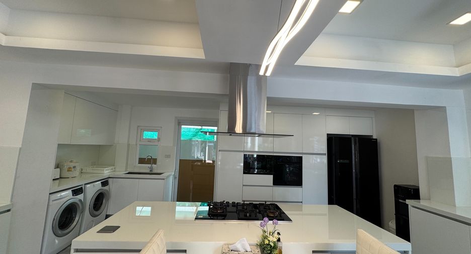 For sale 4 bedrooms house in Bang Lamung, Chonburi