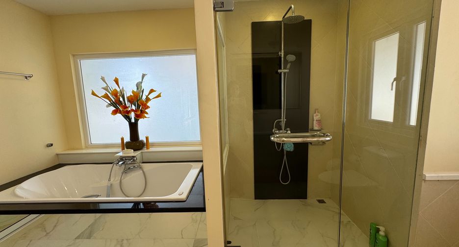 For sale 4 bedrooms house in Bang Lamung, Chonburi