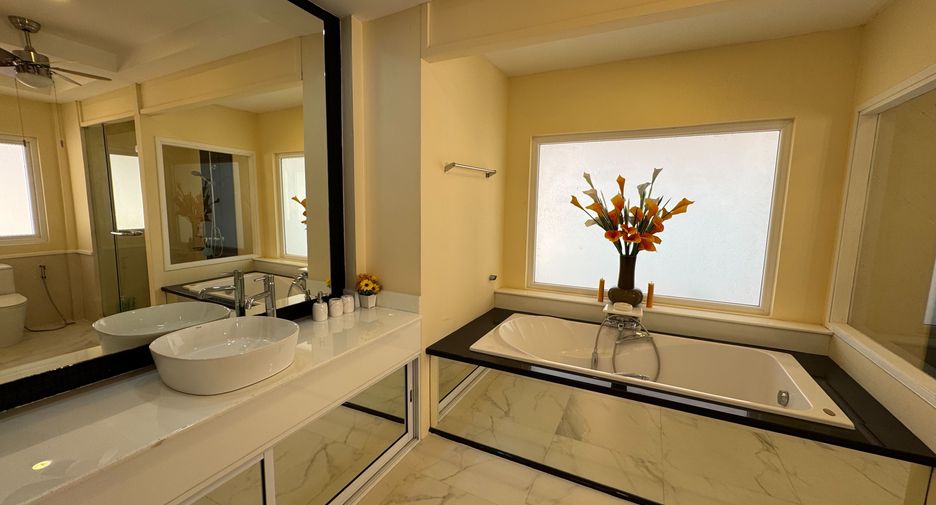 For sale 4 bedrooms house in Bang Lamung, Chonburi