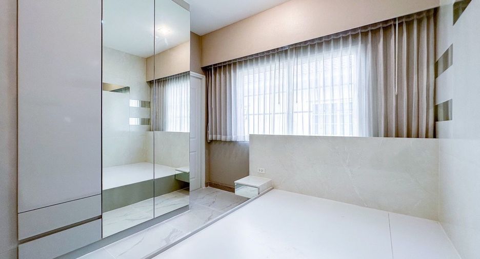 For sale 4 bedrooms house in Chom Thong, Bangkok