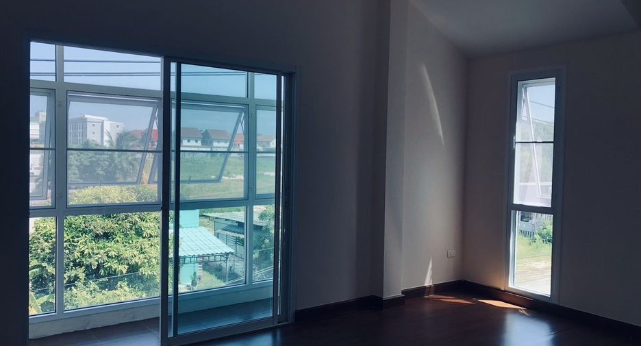 For rent 3 ベッドルーム retail Space in Si Racha, Chonburi