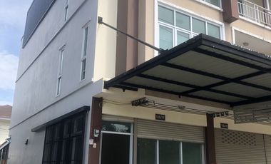 Аренда 3 спальни торговое помещение в Si Racha, Чонбури