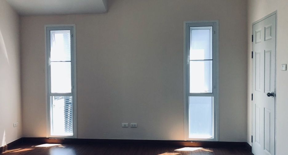 For rent 3 ベッドルーム retail Space in Si Racha, Chonburi