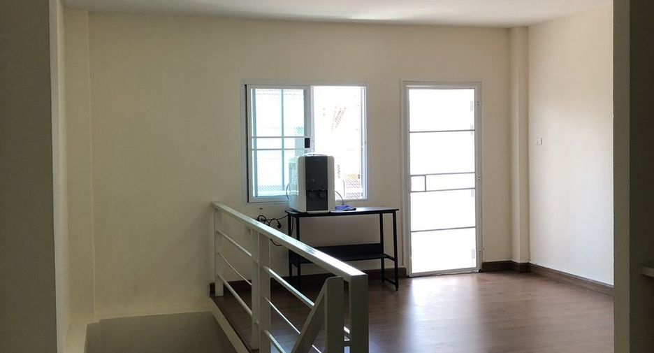 For rent 3 ベッドルーム retail Space in Si Racha, Chonburi