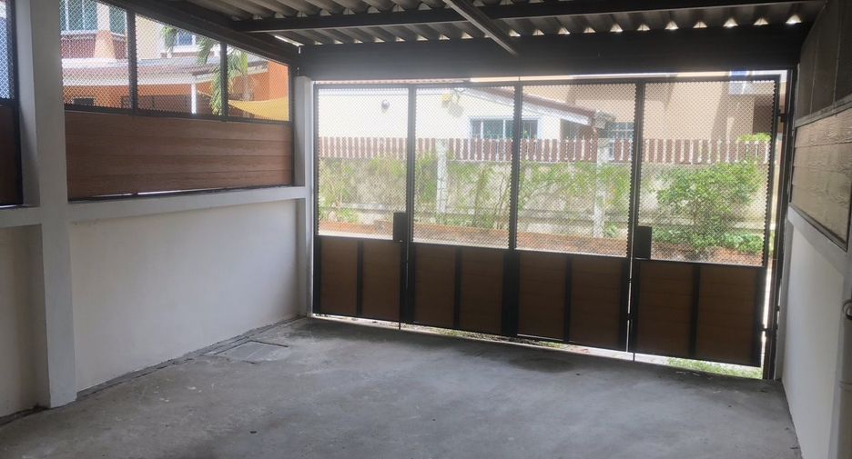 For rent 3 ベッドルーム retail Space in Si Racha, Chonburi