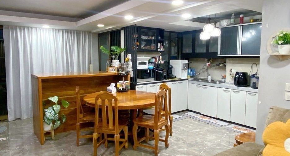 Casa adosada en venta y en alquiler de 5 habitaciones en Din Daeng, Bangkok