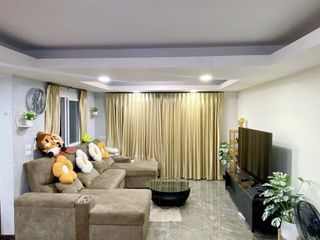Casa adosada en venta y en alquiler de 5 habitaciones en Din Daeng, Bangkok