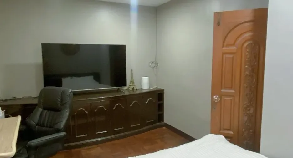 Casa adosada en venta y en alquiler de 5 habitaciones en Din Daeng, Bangkok